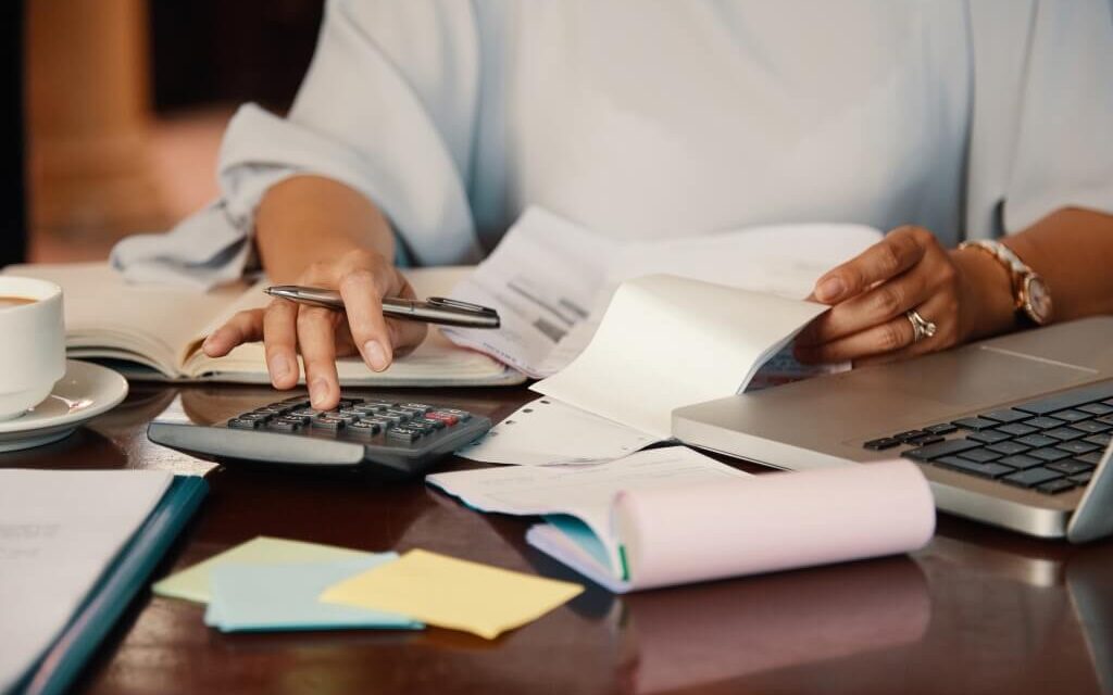 ¿Quién paga los gastos de notaría en una compraventa?