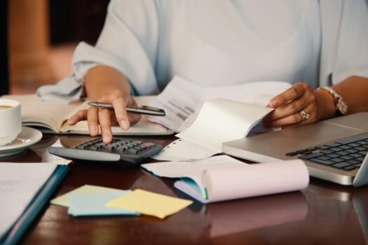 ¿Quién paga los gastos de notaría en una compraventa?
