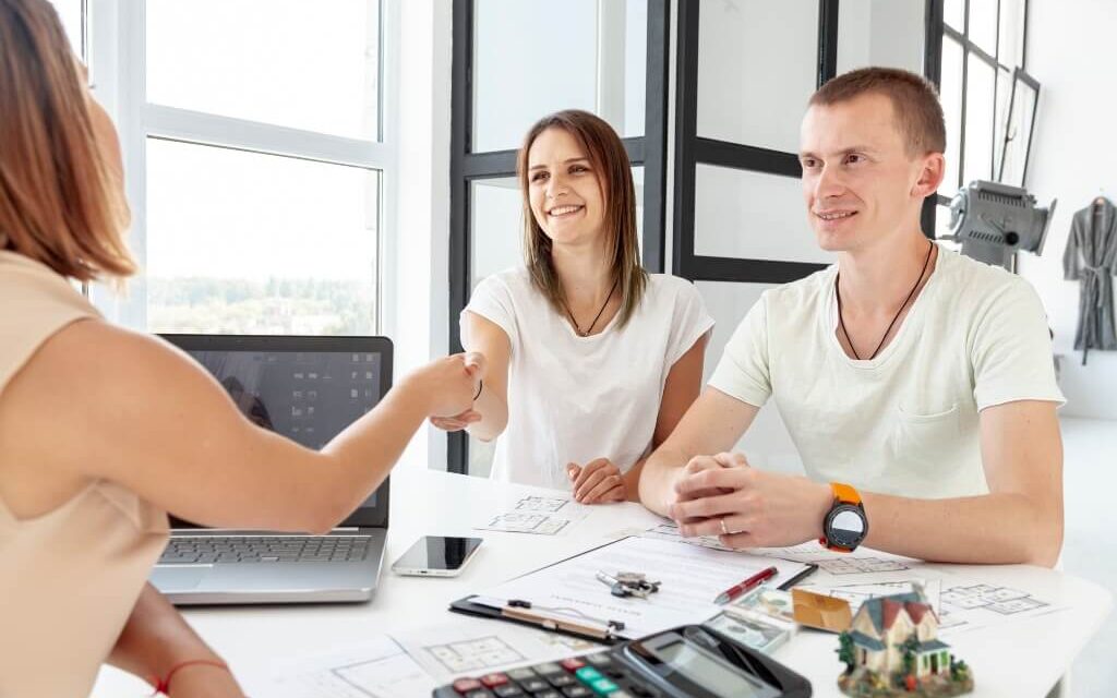 Ganancia patrimonial en venta de inmueble con mejoras: Cómo reducirla legalmente y ahorrar en IRPF